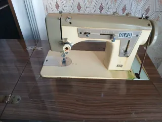 Máquina de coser ALFA antigua