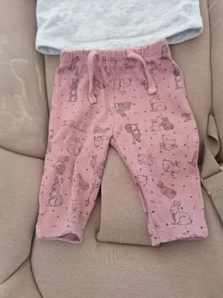 Conjunto bebé: camiseta y pantalón rosa