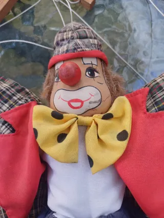 Marioneta payaso con traje de cuadros