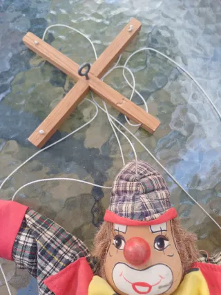 Marioneta payaso con traje de cuadros
