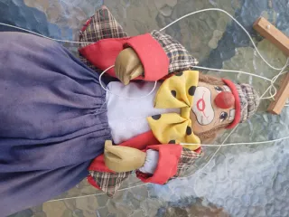 Marioneta payaso con traje de cuadros