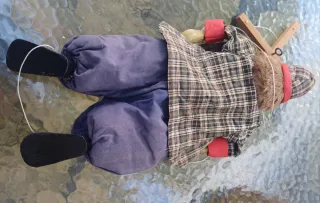 Marioneta payaso con traje de cuadros