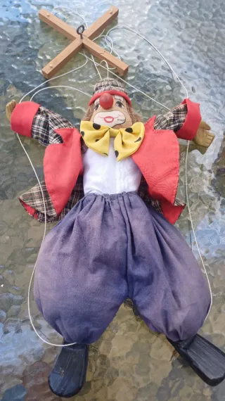 Marioneta payaso con traje de cuadros