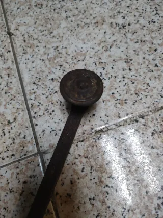 Antiguo pestillo de metal