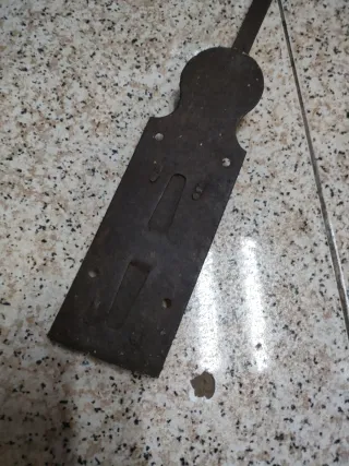 Antiguo pestillo de metal