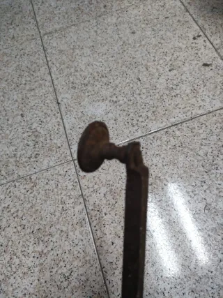 Antiguo pestillo de metal