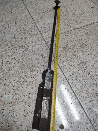 Antiguo pestillo de metal