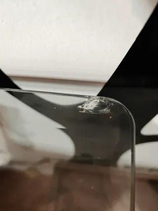 Mesa de cristal con patas de mármol