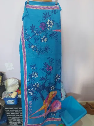 Pareo de playa con estampado de aves y flores