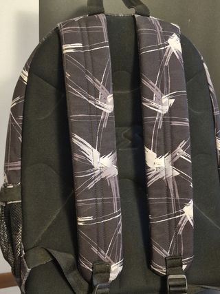 Zaino Seven ben tenuto, usurato sui lati come foto