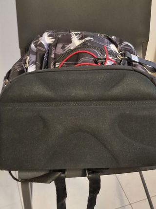 Zaino Seven ben tenuto, usurato sui lati come foto