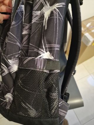 Zaino Seven ben tenuto, usurato sui lati come foto