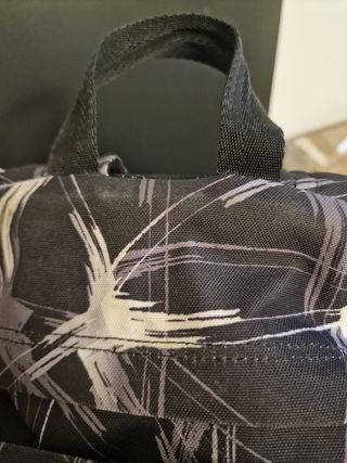 Zaino Seven ben tenuto, usurato sui lati come foto