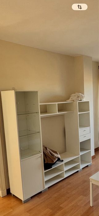 Mueble de salón blanco con vitrina