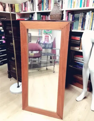 Specchio lungo con cornice in legno