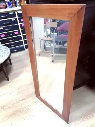 Specchio lungo con cornice in legno