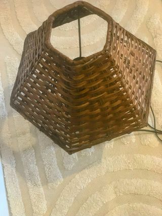 Lámpara de mesa de mimbre y madera