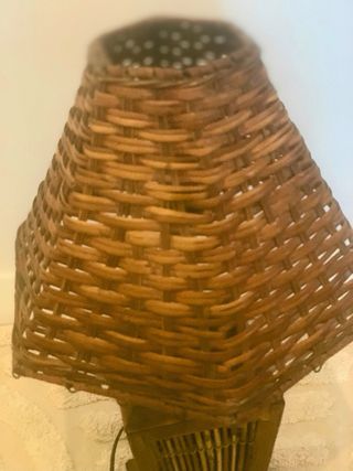 Lámpara de mesa de mimbre y madera