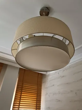 Lámpara de techo beige y plateada