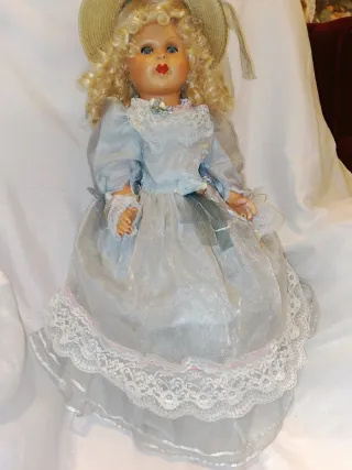 Bambola antica vestita e restaurata