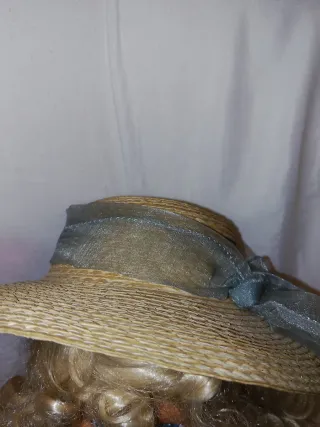 Bambola antica vestita e restaurata