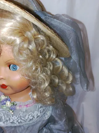 Bambola antica vestita e restaurata