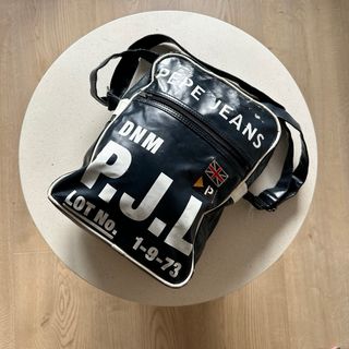 Bolso bandolera de la marca Pepe Jeans.