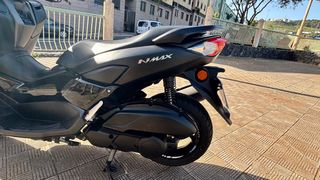 Yamaha NMAX 125 Scooter Negra y Gris