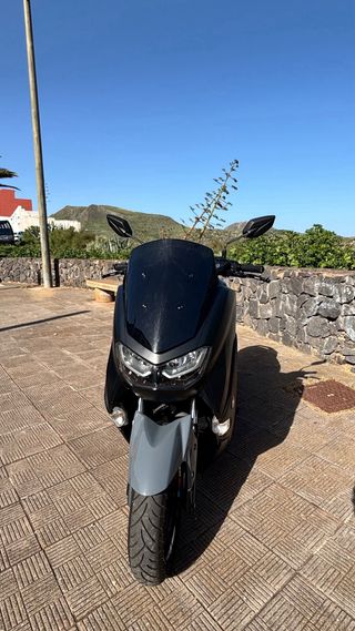 Yamaha NMAX 125 Scooter Negra y Gris
