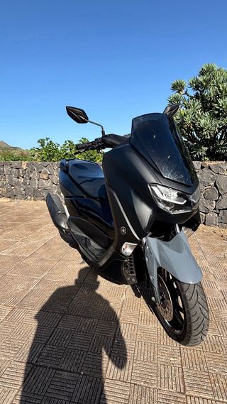 Yamaha NMAX 125 Scooter Negra y Gris