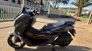 Yamaha NMAX 125 Scooter Negra y Gris