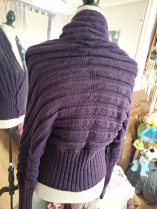 Chaqueta morada de punto con botones