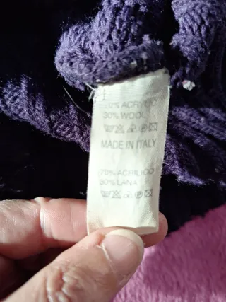 Chaqueta morada de punto con botones