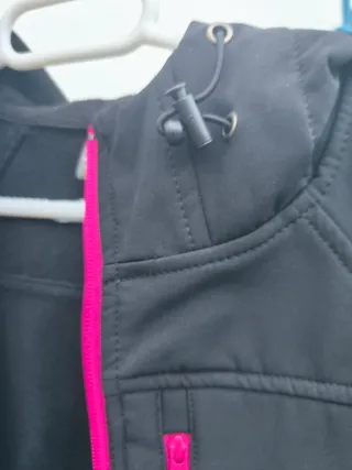 Chaqueta Izas Negra con Detalles Rosas