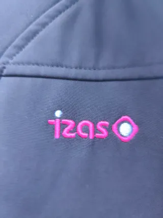 Chaqueta Izas Negra con Detalles Rosas