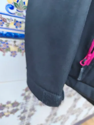 Chaqueta Izas Negra con Detalles Rosas