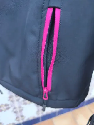 Chaqueta Izas Negra con Detalles Rosas