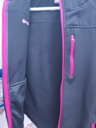 Chaqueta Izas Negra con Detalles Rosas