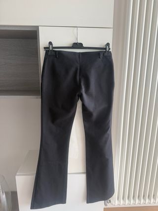 Pantaloni neri a zampa vita bassa