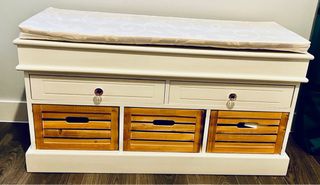 Banco de madera con cajones y cestas