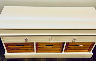 Banco de madera con cajones y cestas