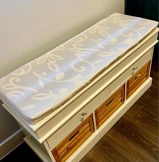 Banco de madera con cajones y cestas