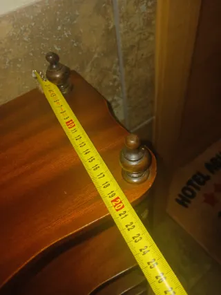 Estantería de madera con 5 baldas y 2 cajones