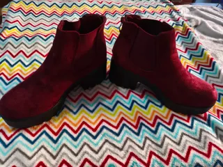 Botines granates con plataforma negra T.39