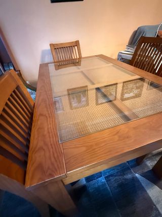 Mesa Comedor Madera Pino y Cristal y cuatro sillas
