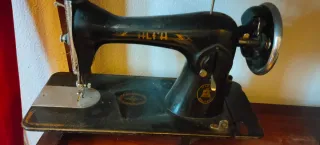 Máquina de coser antigua Alfa