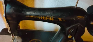 Máquina de coser antigua Alfa