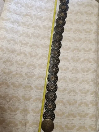 Cintura vintage con detalles dorados