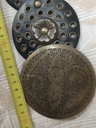 Cintura vintage con detalles dorados