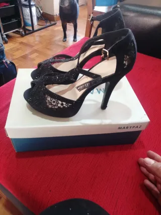 Zapatos de tacón negros y dorados con pedrería